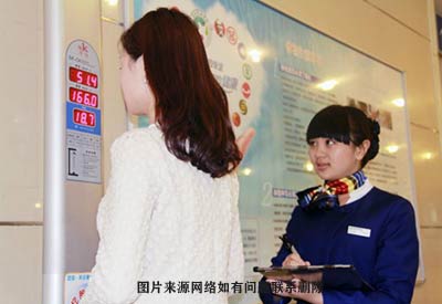 身高体重测量仪厂家答疑解惑美女在医院测身高怎么就突然的变矮了呢